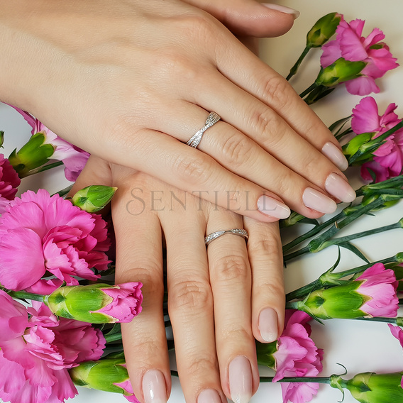Silver (925) ring with zirconia