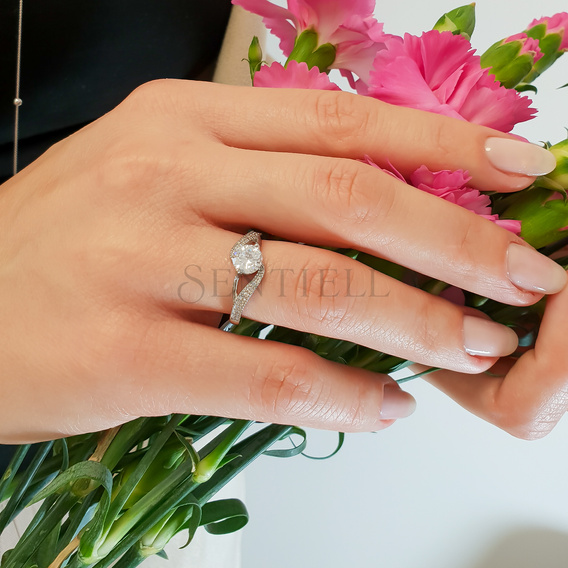 Silver (925) ring with zirconia