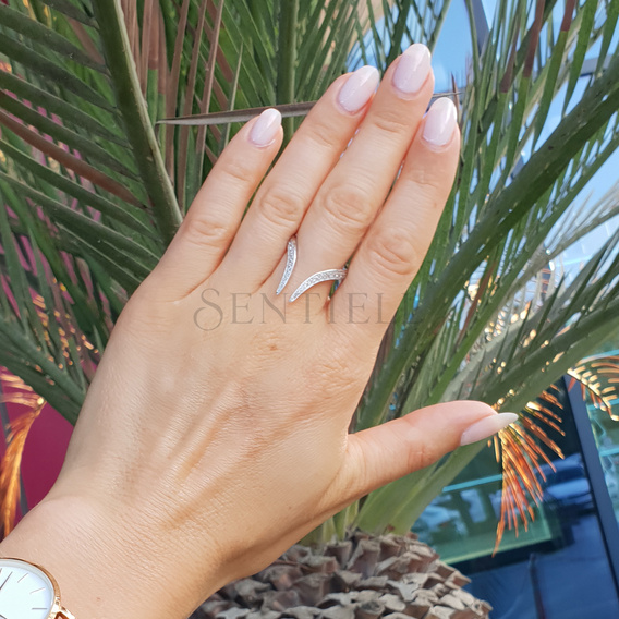 Silver (925) ring with zirconia
