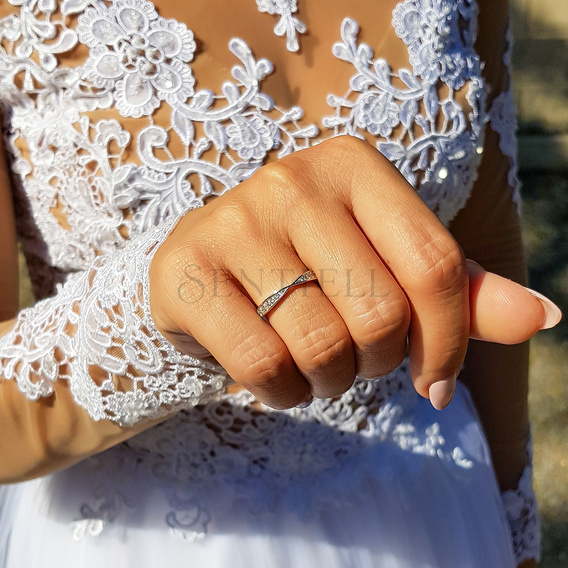 Silver (925) ring with zirconia