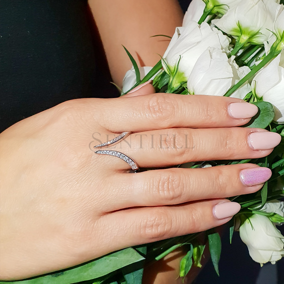 Silver (925) ring with zirconia